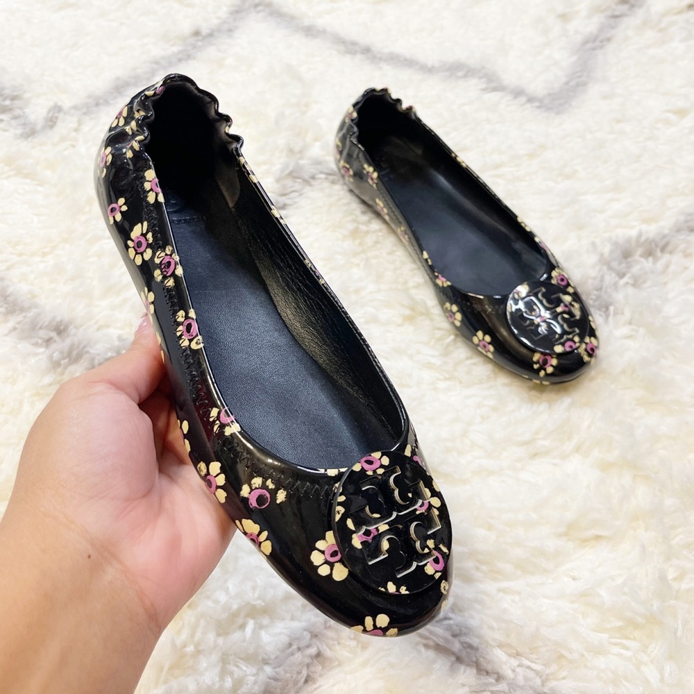 Tory Burch Flats Black Floral Patent Leather Logo Shoes size 7